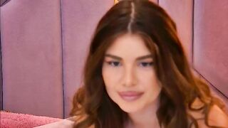 JenniferQueen topless cam goddess