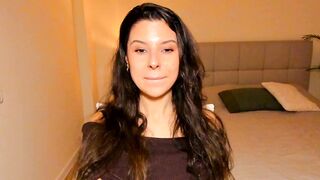 AmiDavon cute face brunette cam model