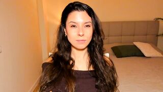 AmiDavon cute face brunette cam model
