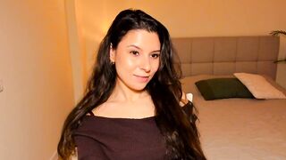 AmiDavon cute face brunette cam model