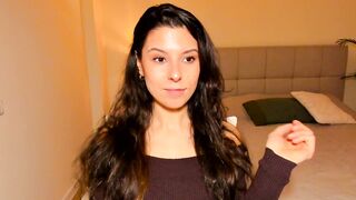AmiDavon cute face brunette cam model