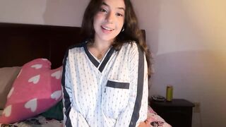 avangelinefunn99 hottie flashes boobs in her bedroom